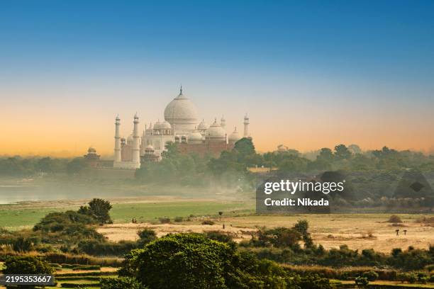 taj mahal mit wunderschöner landschaft bei sonnenuntergang in agra, indien - tadsch mahal stock-fotos und bilder