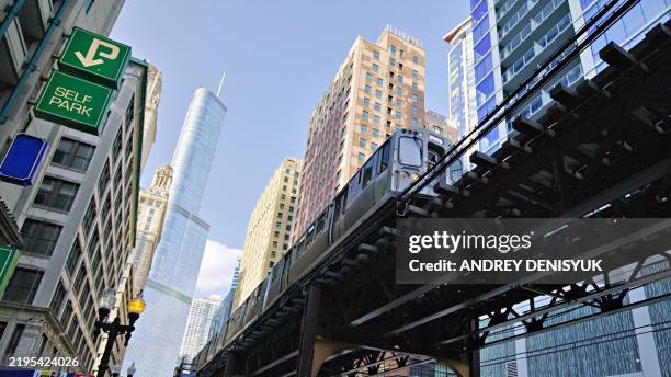 chicago train. business downtown. hotel - chicago l stock pictures, royalty-free photos & images