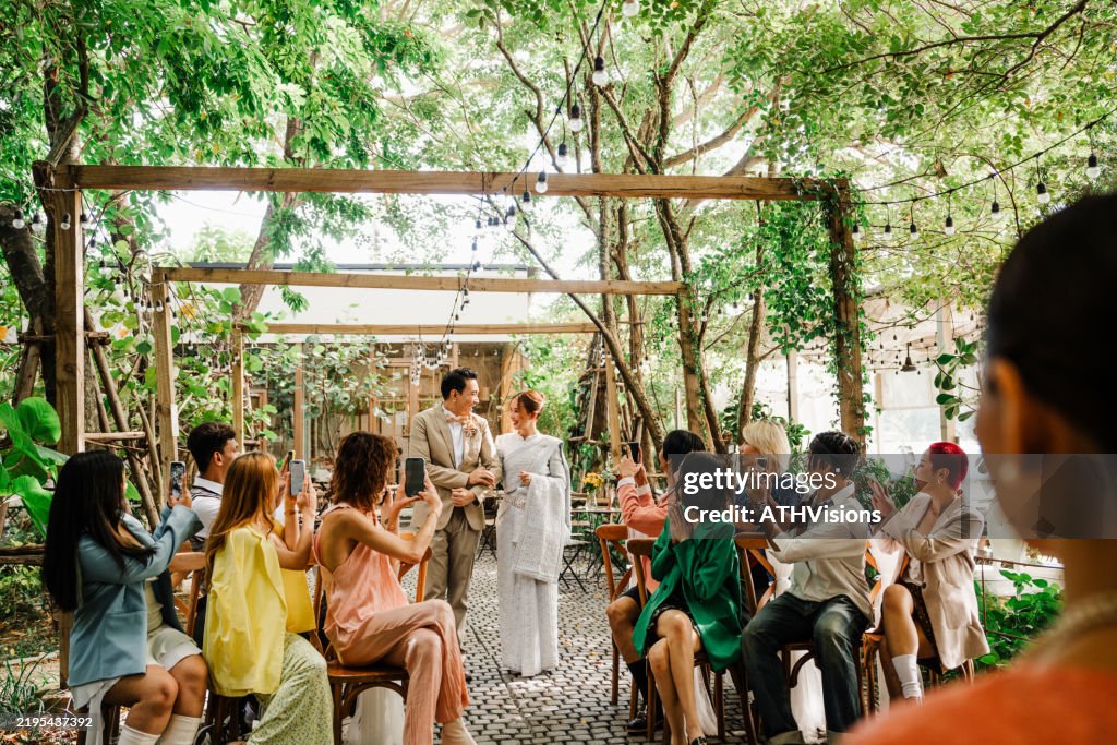 Schöne thailändische Hochzeitszeremonie in einer rustikalen Umgebung im Freien