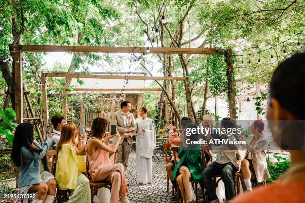 belle cérémonie de mariage thaïlandaise dans un cadre extérieur rustique - cérémonie du mariage photos et images de collection