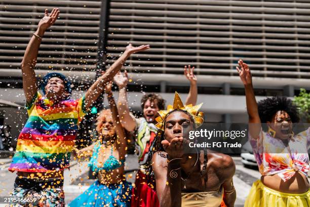 amigos divirtiéndose en el carnaval callejero - carnaval fotografías e imágenes de stock