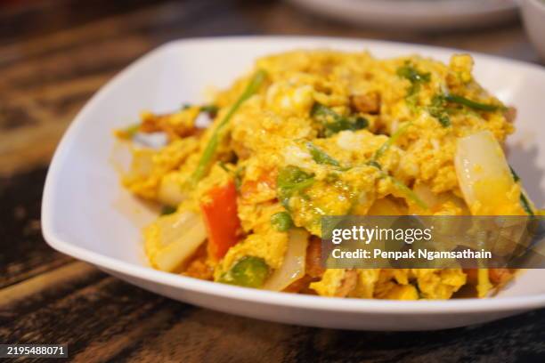 stir-fried soft-shelled crab in curry powder - fried soft shell crab fotografías e imágenes de stock