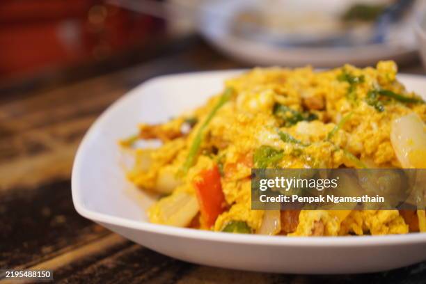 stir-fried soft-shelled crab in curry powder - fried soft shell crab fotografías e imágenes de stock