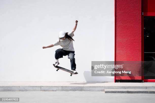 adolescenti che fanno skateboard insieme - skateboarder foto e immagini stock