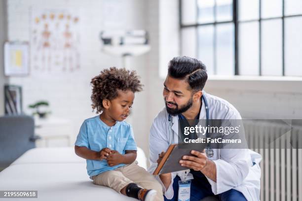 rendez-vous médical pour enfants - pédiatre photos et images de collection