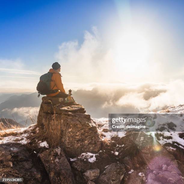 homem que relaxa na montanha da altura - alpinista esportivo - fotografias e filmes do acervo