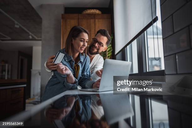 pareja comprando en línea juntos - pedir matrimonio fotografías e imágenes de stock