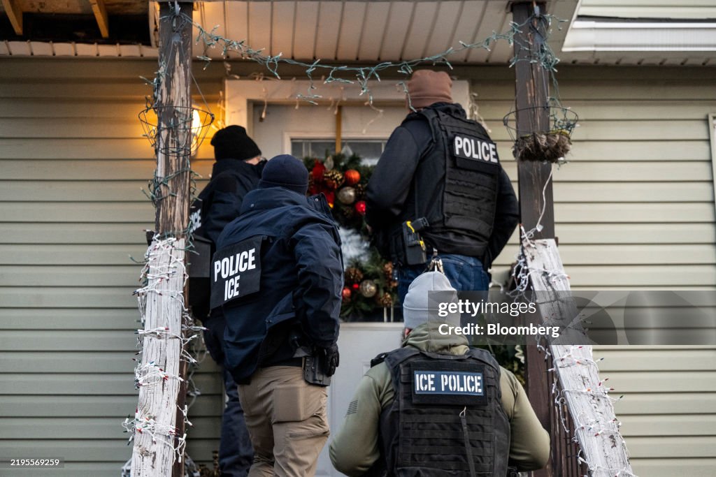 ICE Agents Carry Out Raid On Undocumented Immigrants In Chicago
