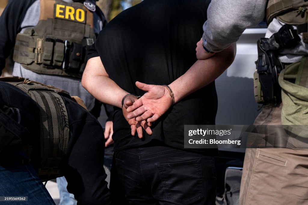 ICE Agents Carry Out Raid On Undocumented Immigrants In Chicago