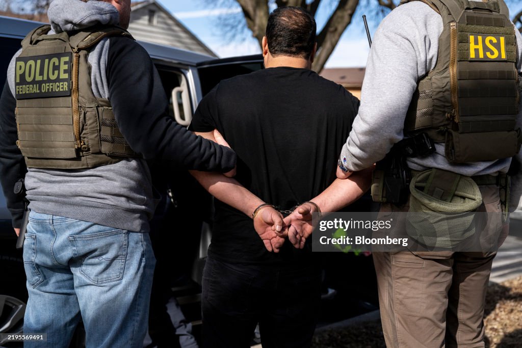 ICE Agents Carry Out Raid On Undocumented Immigrants In Chicago