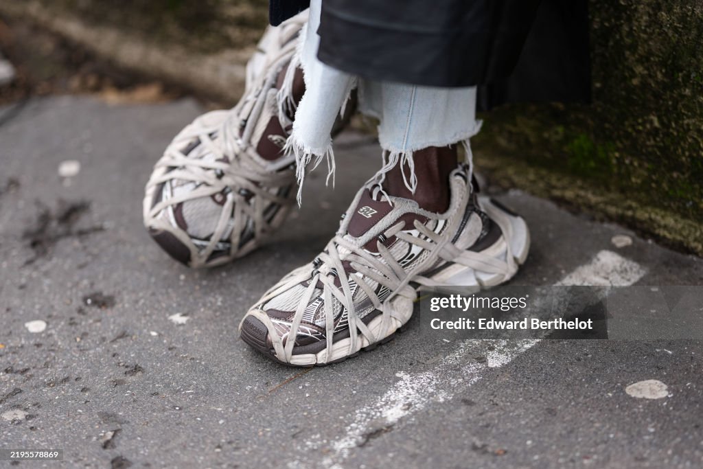 Street Style - Paris Fashion Week - Menswear Fall Winter 2025/2026 - Day Three