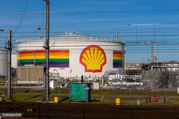 Shell Refinary A logo and rainbow motif on an oil storage silo at the Shell Plc ...