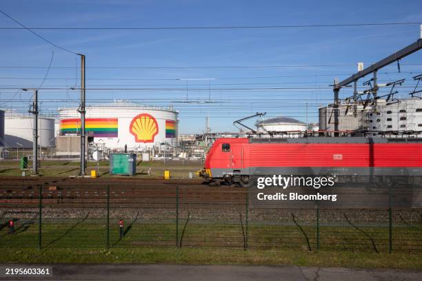 Shell Refinary A logo and rainbow motif on an oil storage silo at the Shell Plc ...