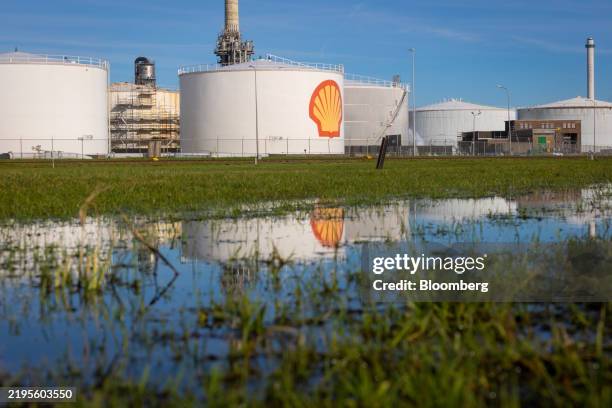 Shell Refinary 104 Pernis Refinery Stock Photos, High-Res Pictures, and Images - Getty ...