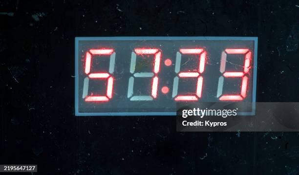 digital led clock on a cooker - cuenta atrás fotografías e imágenes de stock