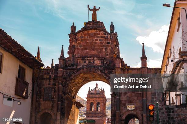santa clara arch in the cusco city, a peruvian gateway to history - cuzco fotografías e imágenes de stock