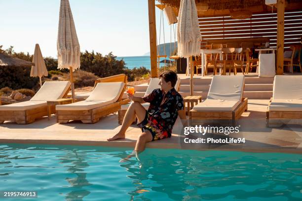 die essenz von entspanntem luxus - schaukel mann stock-fotos und bilder