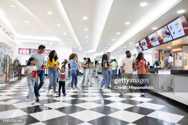 leute im kino, die snacks am imbissstand kaufen - imbissbude stock-fotos und bilder