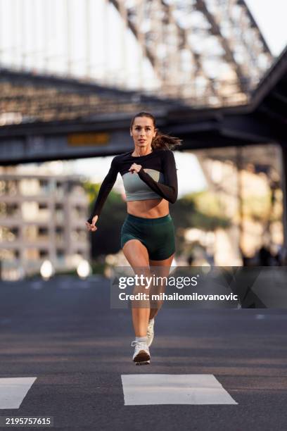 aktiver lebensstil sydney - laufdisziplin stock-fotos und bilder