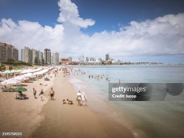 plage de punta del este mansa par une journée d’été ensoleillée - punta del este photos et images de collection