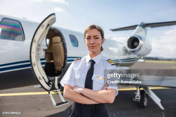 selbstbewusste pilotin mit privatjet - pilot stock-fotos und bilder