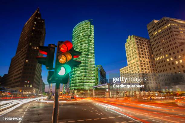 potsdamer platz at sunet - semaforo fotografías e imágenes de stock