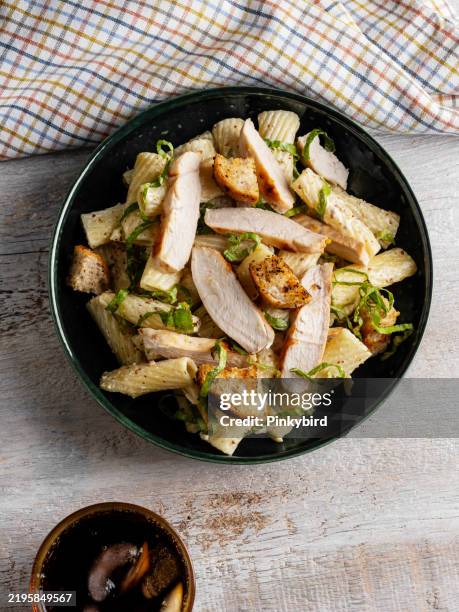 ensalada de pasta con pollo a la parrilla. rigatoni con pollo y salsa de mostaza. ensalada de pasta con pollo a la parrilla y salsa de mostaza. ensalada césar pasta con pollo, pan, salsa de mostaza y verduras. - carbohidrato fotografías e imágenes de stock