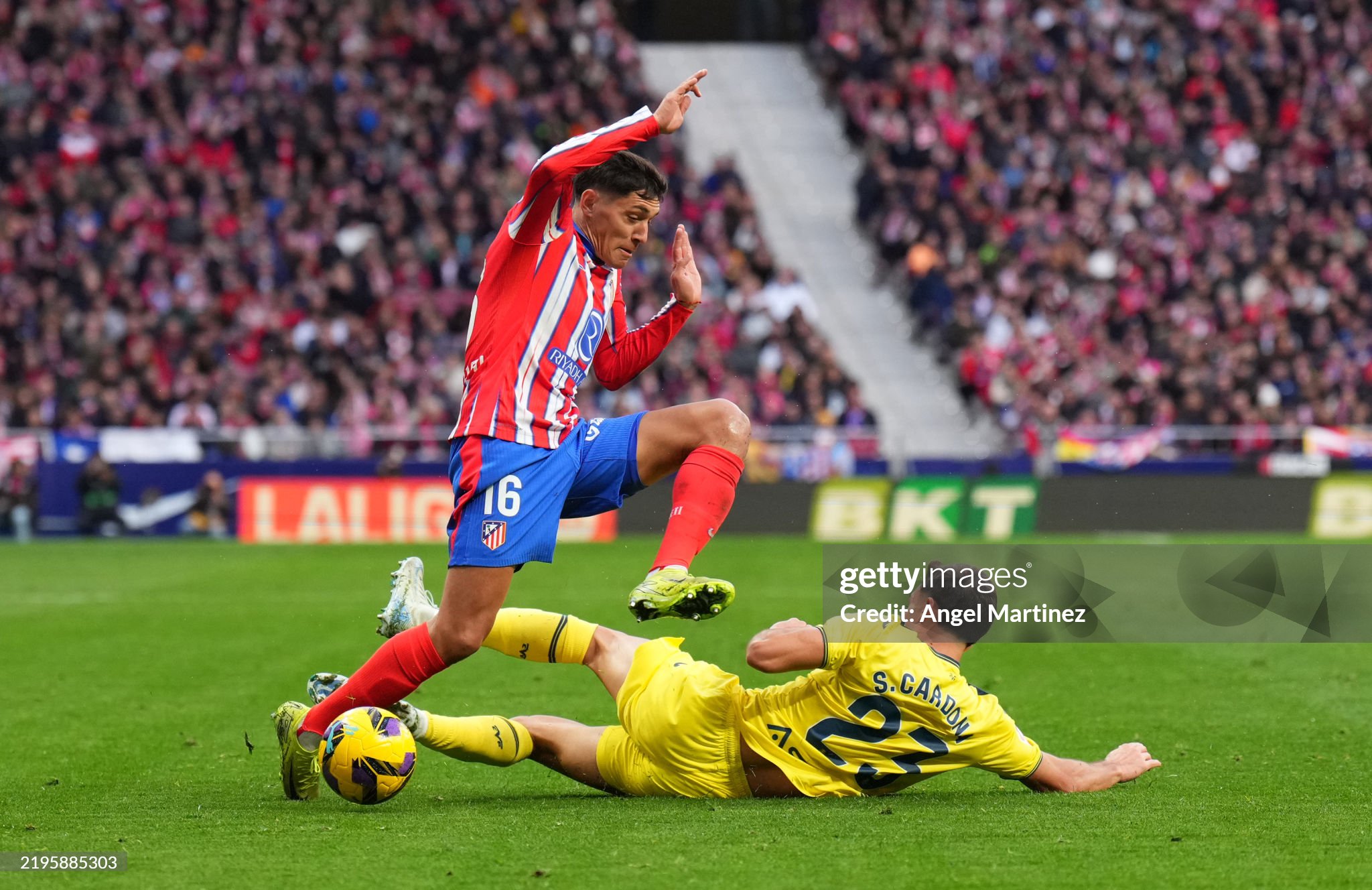 MADRID, SPAIN - JANUARY 25: Nahuel Molina of Atletico de Madrid is challenged by Sergi Cardona of Villarreal CF during the La Liga EA Sports match between Atletico de Madrid and Villarreal CF at the Riyadh Air Metropolitano on January 25, 2025 in Madrid, Spain. (Photo by Angel Martinez/Getty Images)