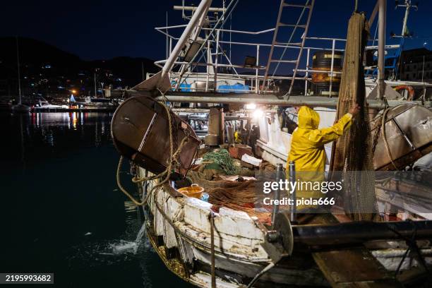 pesca nel mediterraneo: pescherecci a strascico in porto - pescatore foto e immagini stock