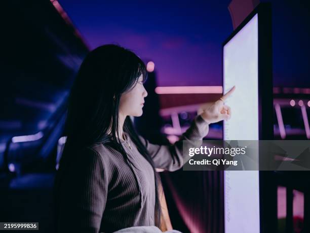 businesswoman using display screen in shopping mall - large language model stockfoto's en -beelden