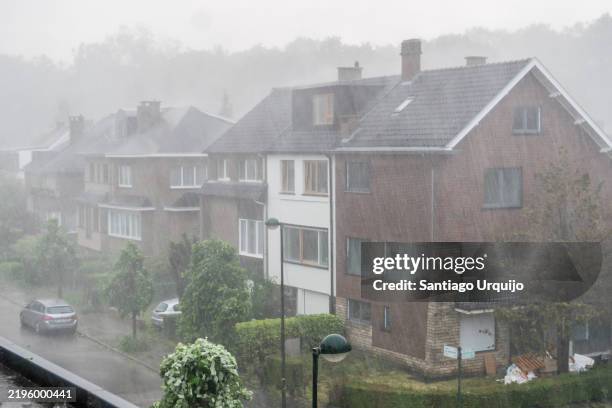 heavy rain in spring - lluvia torrencial fotografías e imágenes de stock