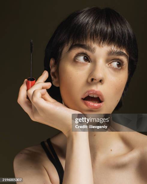 wimpernbürste. schminke - permanent make up stock-fotos und bilder