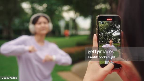 influencer girl having fun dancing. - mensagem com foto imagens e fotografias de stock
