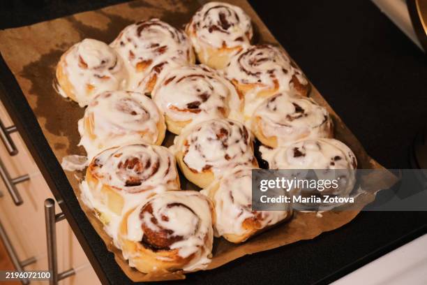 hot cinnamon cinnabon buns made at home - pão de leite imagens e fotografias de stock