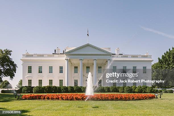 the white house front view with fountain, washington, d.c. - la maison blanche photos et images de collection
