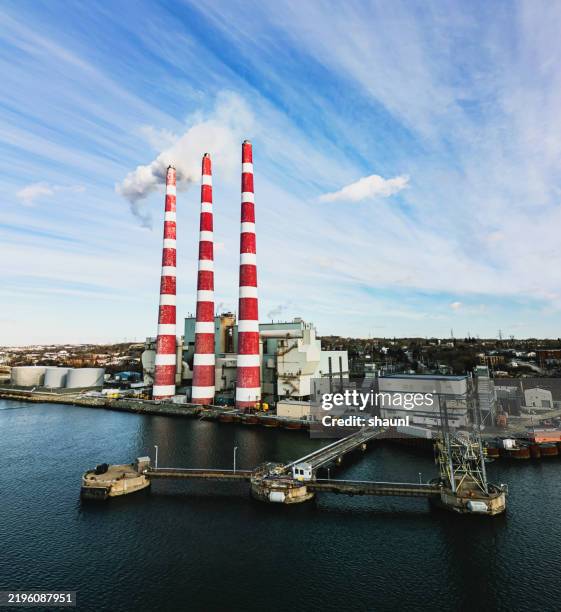 gas natural power station - central-eléctrica-a-gas fotografías e imágenes de stock