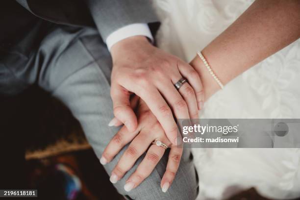 mariée et marié mari et femme gros plan des alliances - cérémonie du mariage photos et images de collection