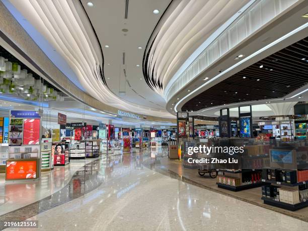 the a350 flight by cathay pacific from singapore to hong kong - passenger boarding bridge stock pictures, royalty-free photos & images