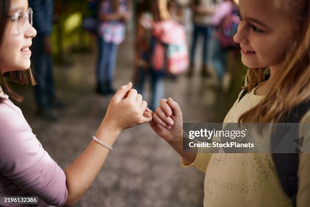 it's a pinky promise! - perdão imagens e fotografias de stock