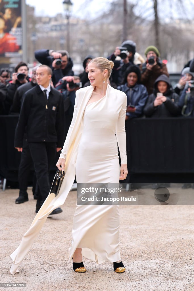 Kelly Rutherford 2025 Kelly Rutherford attends the Schiaparelli Haute Couture Spring-Summer ...