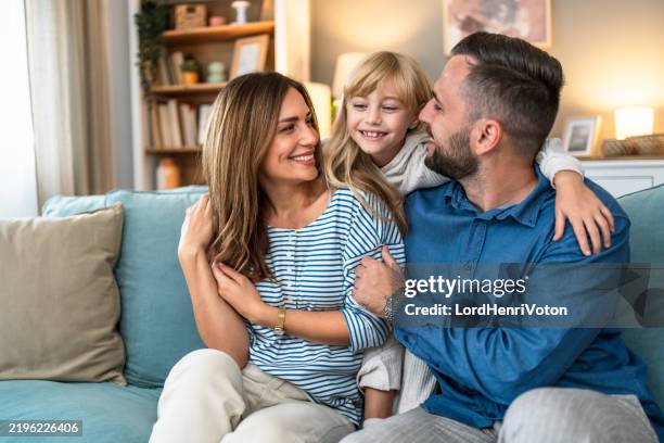 genitori felici e figlia piccola a casa - famiglia casa foto e immagini stock