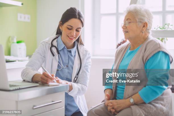 arzt beratung ihrer patientin - krankenstand stock-fotos und bilder