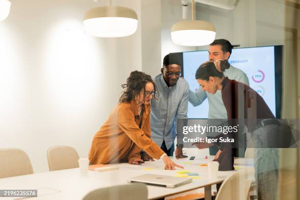 equipo de marketing analizando datos y planificando nueva estrategia - estrategia fotografías e imágenes de stock