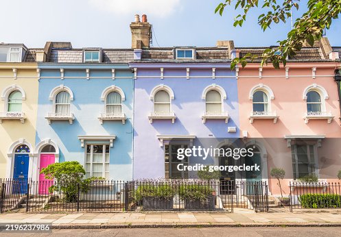 Straße mit bunten Reihenhäusern in London Straße mit bunten Reihenhäusern in London