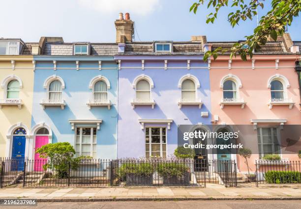 street of multi-coloured terraced houses in london - notting hill stockfoto's en -beelden