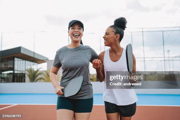 friends playing pickleball - estilo de vida ativo imagens e fotografias de stock