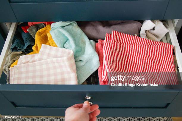 kitchen towels - theedoek stockfoto's en -beelden