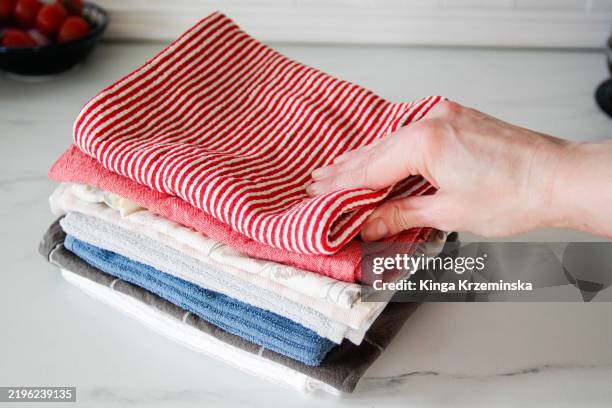kitchen towels - torchon photos et images de collection