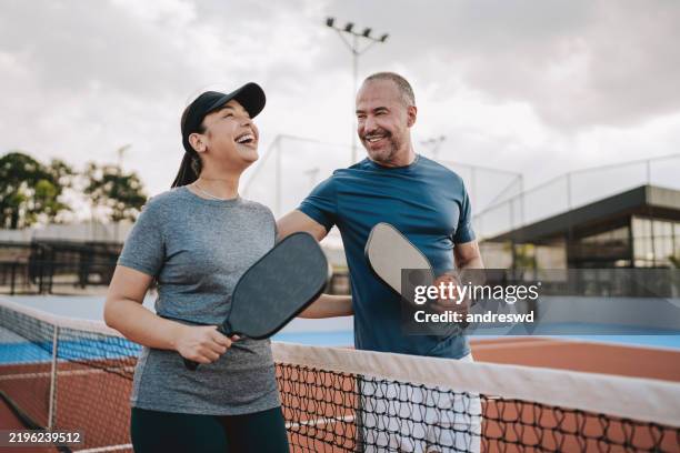 paar spielt pickleball - freizeit sport und spiel stock-fotos und bilder