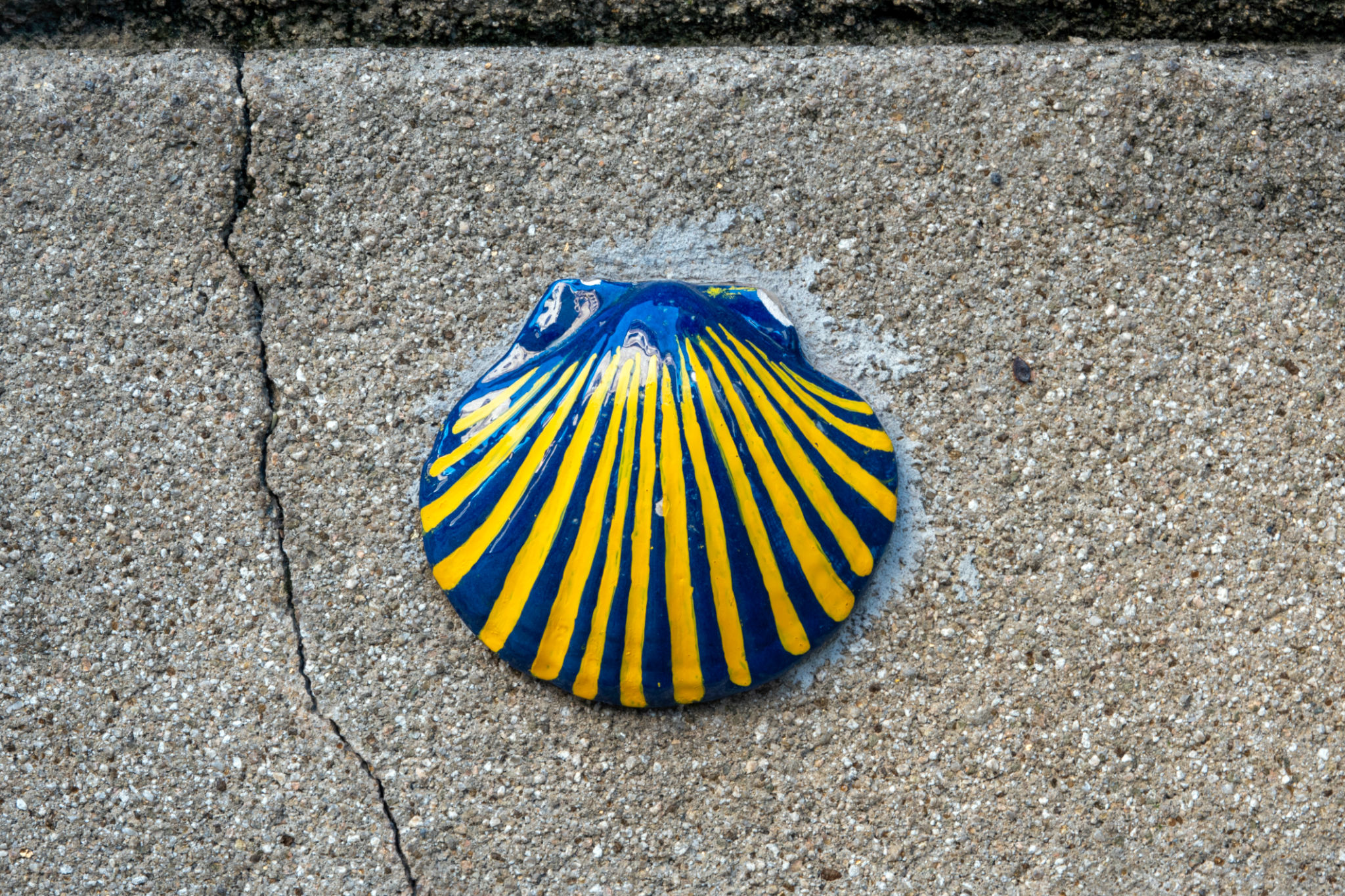 Coquille traditionnelle indiquant la direction du chemin de Saint-Jacques-de-Compostelle, Espagne Coquille traditionnelle indiquant la direction du chemin de Saint-Jacques-de-Compostelle, Espagne